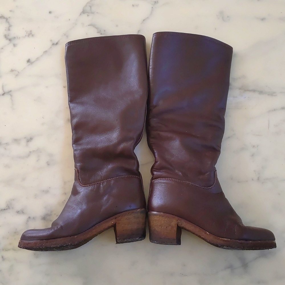 Woman's Leather pull on boots with faux fur inside and strong/non-slip sole.